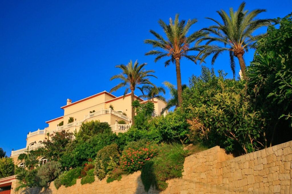 Villas		 > Spectacular villa with panoramic sea-views in Javea