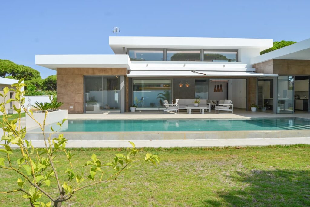 Villas		 > Modern and luxury villa near La Barrosa Beach