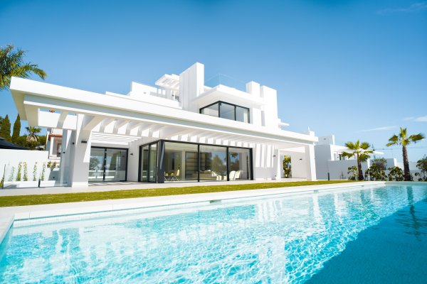 Villas		 > New contemporary villa located in Los Flamingos, Marbella