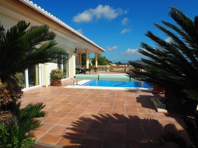 Villas		 > Classic-style luxury villa in Moraira with sea views