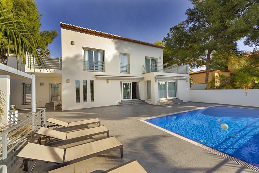 Villas		 > Modern luxury villa, situated in a privileged residential area